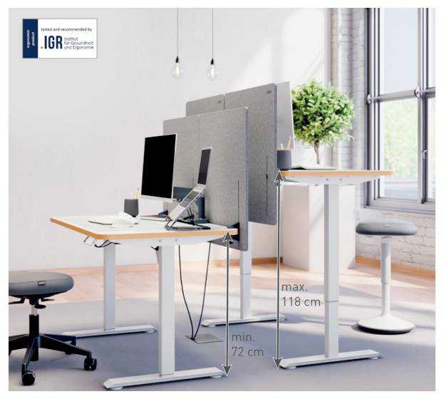 Zwei verstellbare Stehschreibtische in einem modernen Büro, zeigen Höhenbereich von mind. 72 cm bis max. 118 cm, mit Monitor- und Stuhlaufbau.