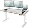Höhenverstellbarer Schreibtisch mit zwei Monitoren, Laptop, Tastatur, Maus, Tablet und Telefon, das ein Multi-Geräte-Arbeitsplatz-Setup zeigt.
