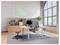 Modernes Open-Office mit Schreibtischen, Monitoren, Lagerschränken, Hockern und großem Bogenfenster; Leuchtreklame liest sich "FEEL GOOD".