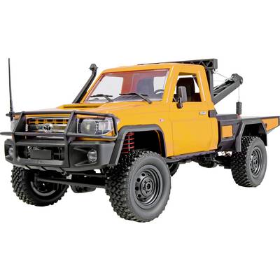 Orangefarbener Gelände-Pickup-Truck mit schwarzer Stoßstange und erhöhter Federung, in Seitenansicht vor weißem Hintergrund.