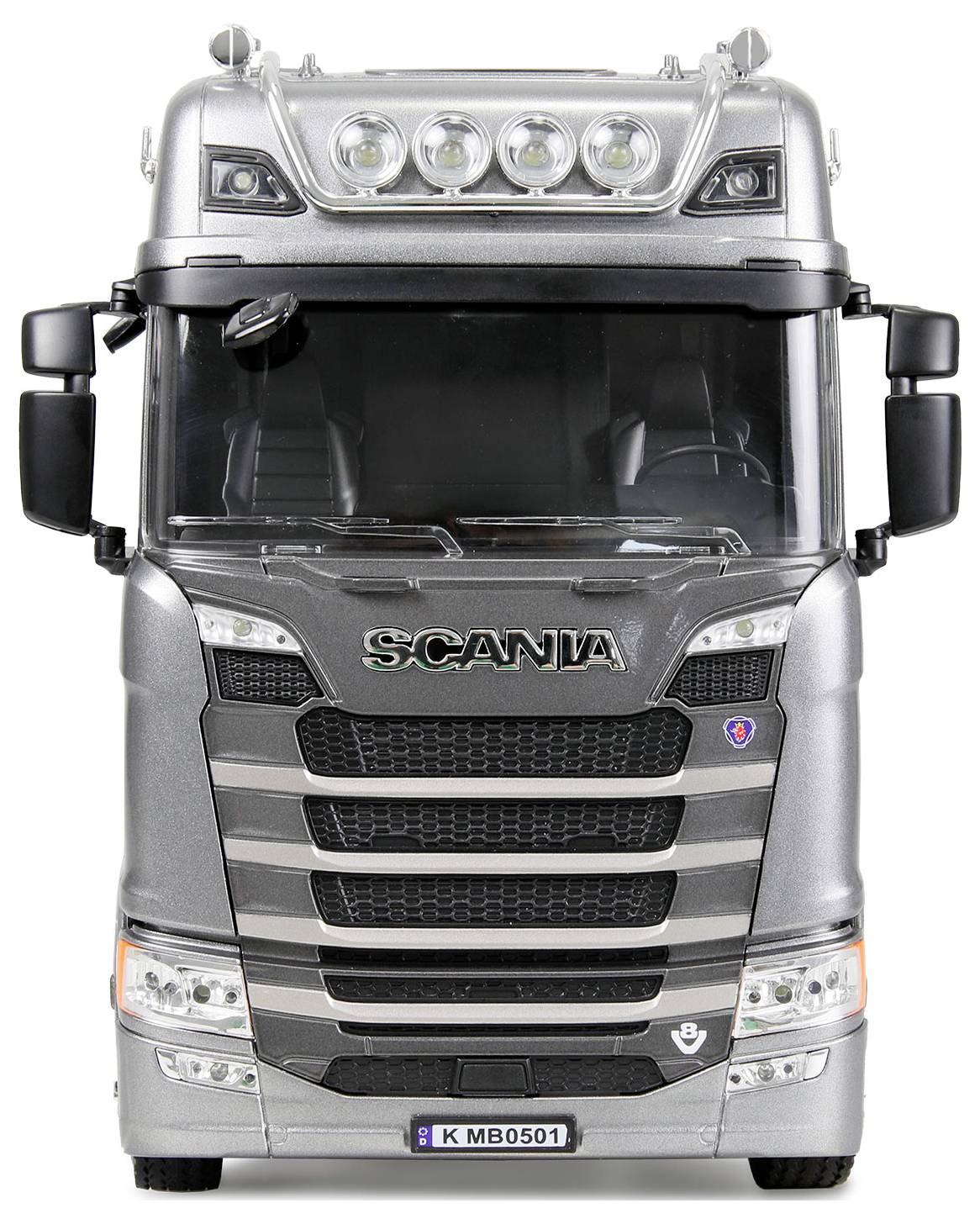 Vorderansicht eines silbernen Scania-Lastkraftwagens vor weißem Hintergrund, zeigt den Kühlergrill, Scheinwerfer, Spiegel und das Nummernschild.
