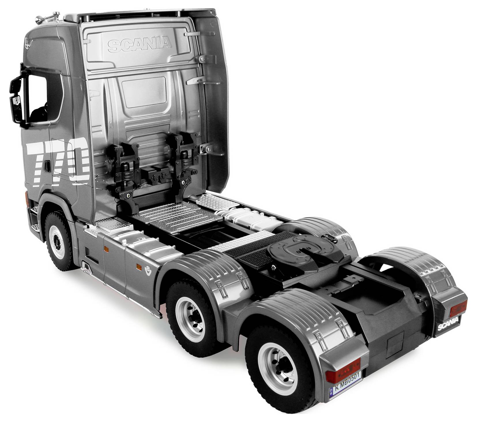 Grauer Scania-Sattelzugmaschinen-Fahrerhaus-Chassis in Ansicht von hinten schräg auf weißem Hintergrund.