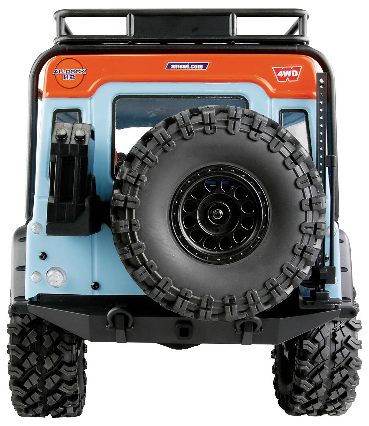 Rückansicht eines blauen und orangefarbenen Geländespielzeugfahrzeugs mit einem an der Rückseite montierten Ersatzreifen und den Beschriftungen „4WD" und „H8".