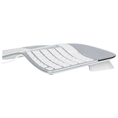 Weiße kabellose Computertastatur mit silbernem gebogenem Gehäuse und integriertem Touchpad, dargestellt auf einem einfachen hellen Hintergrund.