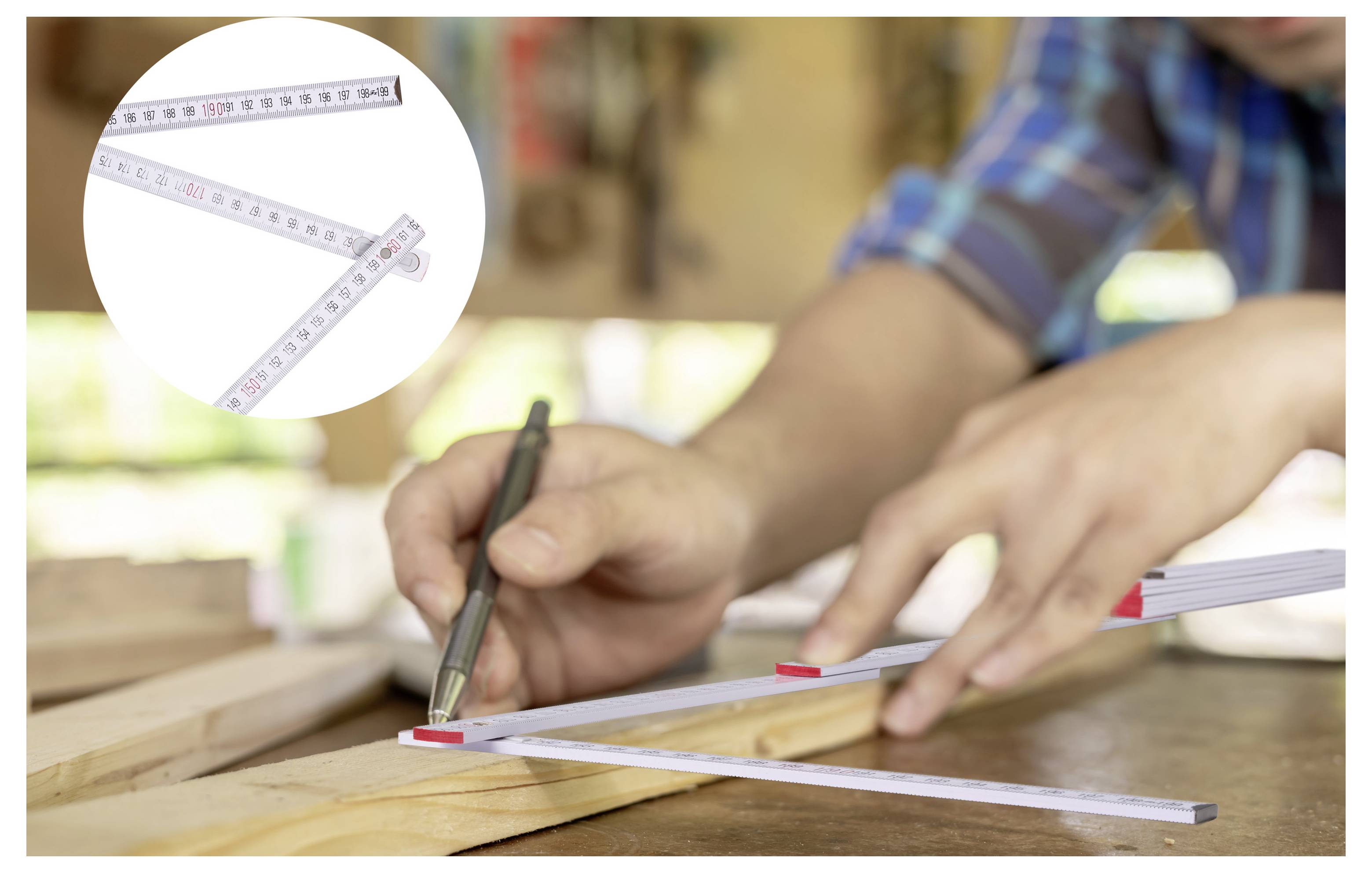 Person, die ein Zollstock und einen Bleistift verwendet, um Holz für Schreinerei zu messen und zu markieren, mit einer Nahaufnahme des Linealgelenks im Inset.