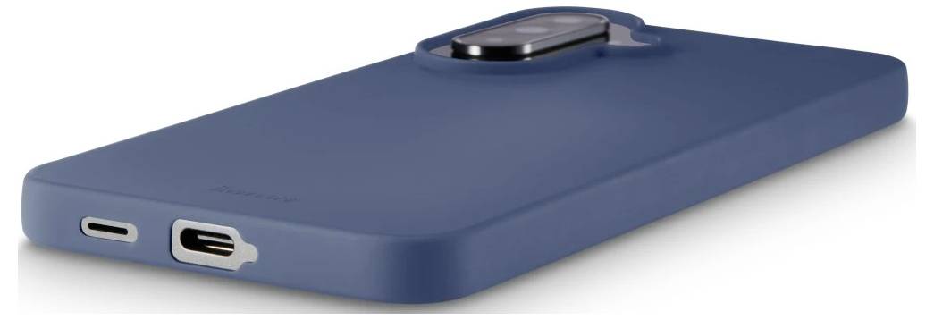 Blaue Smartphone-Hülle mit integriertem Rückkamera-Schutz, in Perspektive dargestellt mit sichtbaren Öffnungen für den Ladeanschluss.