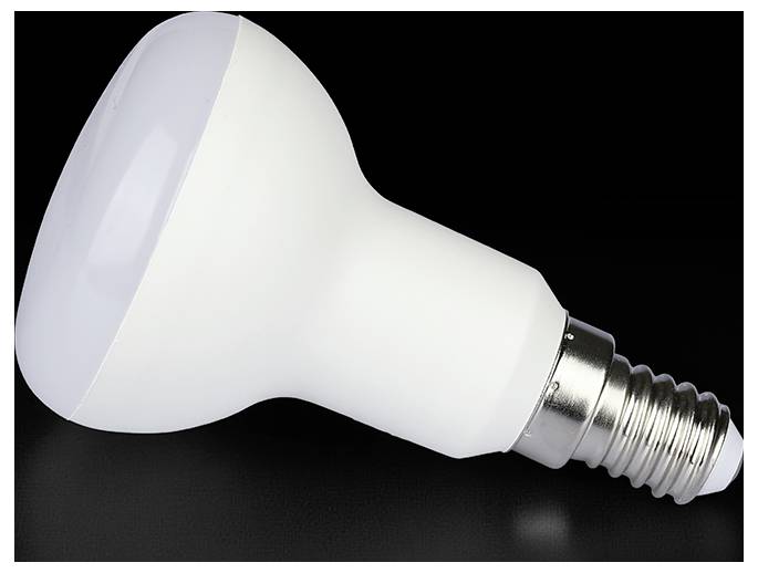 Eine weiße LED-Glühbirne auf schwarzem Hintergrund, schräg dargestellt mit sichtbarem metallischem Schraubgewinde.