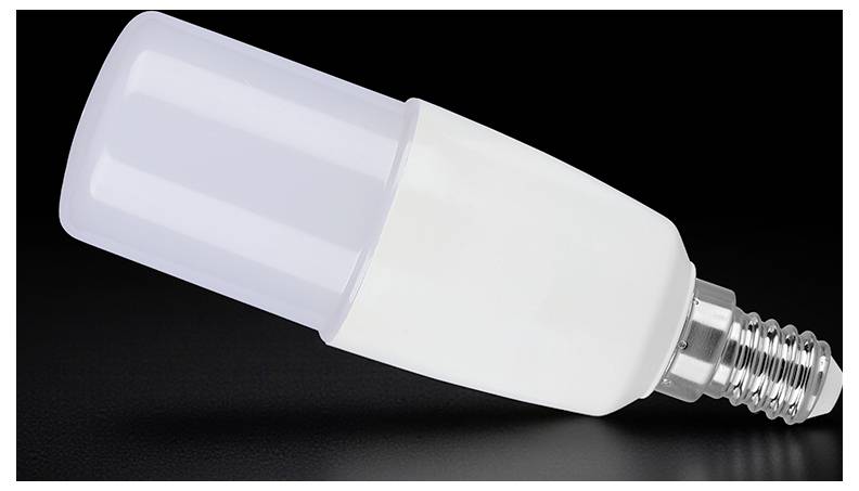 Eine kompakte LED-Glühbirne mit einem mattierten Kunststoffdiffusor und Schraubsockel, gezeigt auf schwarzem Hintergrund.