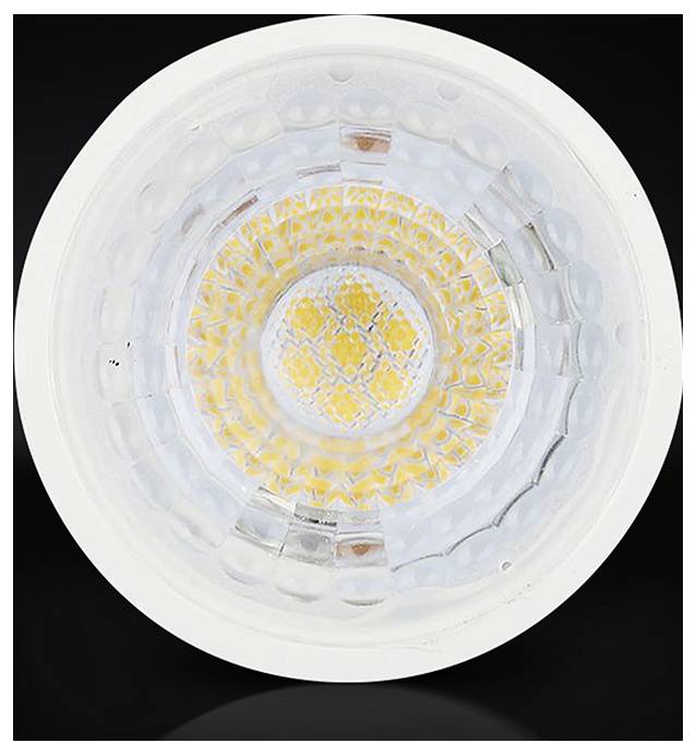 Nahaufnahme einer runden LED-Leuchte mit weißer Blende und klarer innerer Linse, die eine gelbe gemusterte Lichtquelle in der Mitte zeigt.