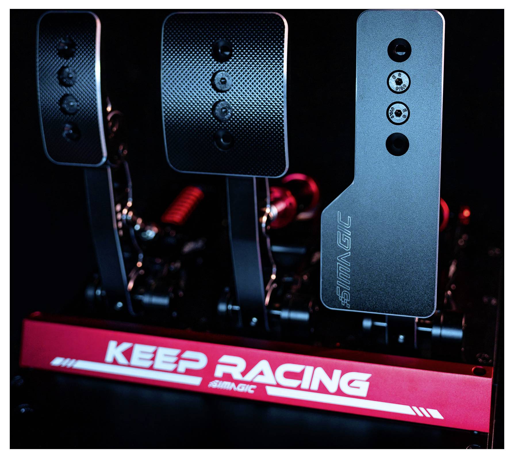 Nahaufnahme eines Rennsimulatoren-Pedalsatzes mit drei Metallpedalen und einer rot beleuchteten „KEEP RACING"-Basis.
