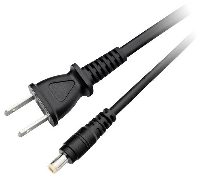 Schwarzes Stromkabel mit zweipoliger Steckerplugin und Hohlstecker auf weißem Hintergrund.