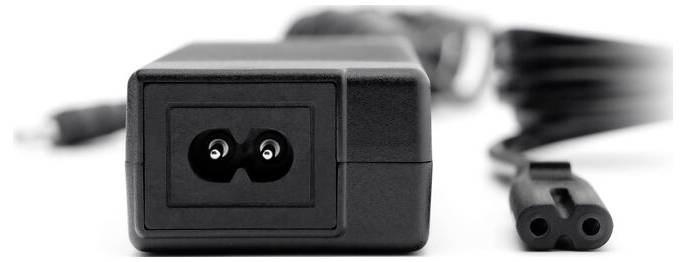 Nahaufnahme eines schwarzen Laptop-Stromadapters mit angeschlossenem Kabel und zweipoligem Stromkabel.