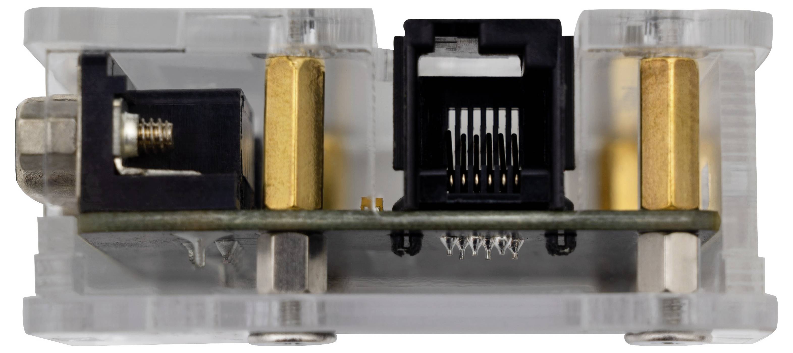 Nahaufnahme eines transparenten Elektrosteckergehäuses mit zwei vergoldeten Kontaktstiften und einer zentralen schwarzen Buchse mit freigelegten Metallstiften.