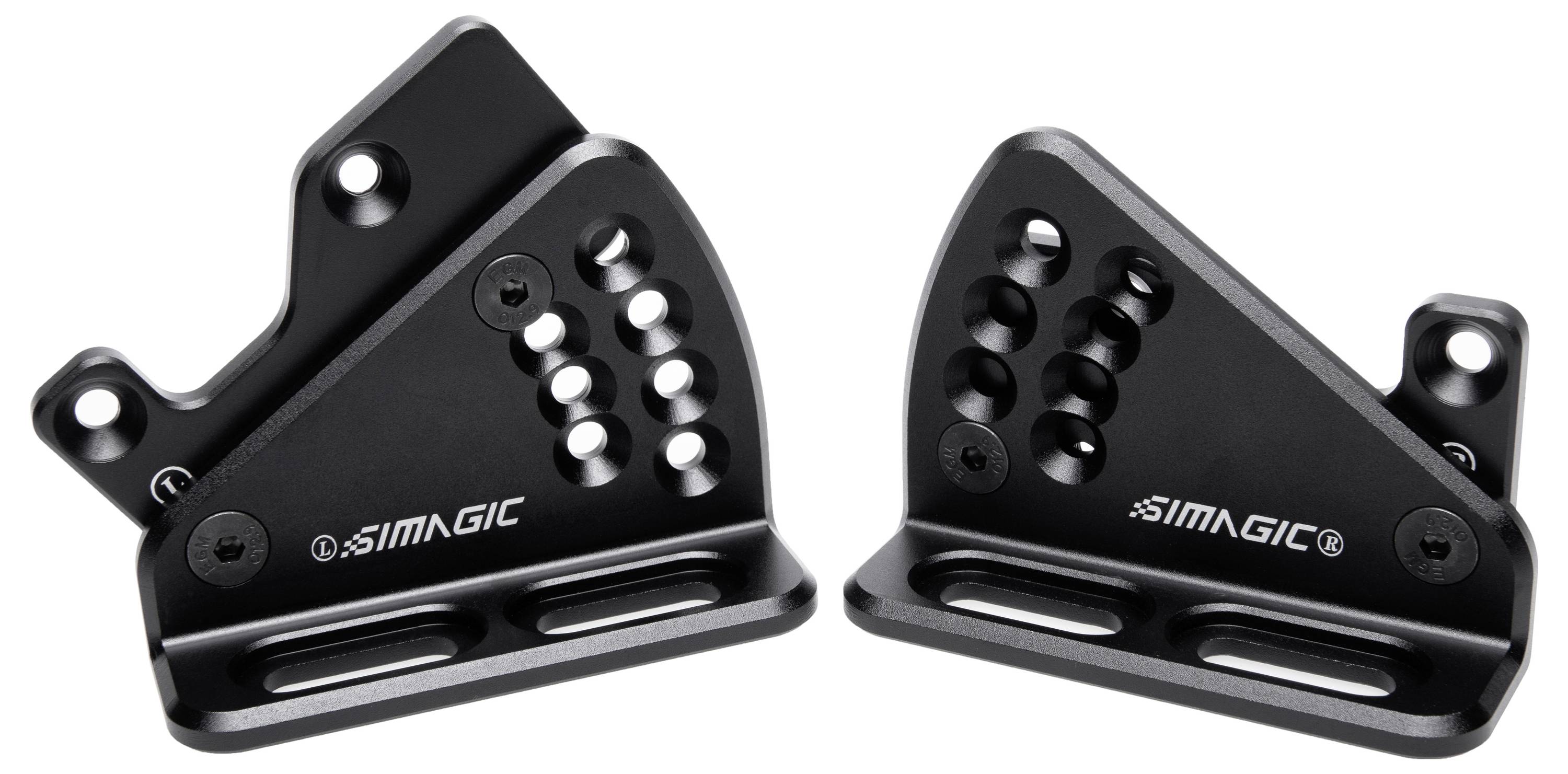 Zwei schwarze Metall-SIMAGIC-Pedalsockelhalterungen nebeneinander dargestellt, jede mit Befestigungslöchern und nummerierten Verstellöffnungen.