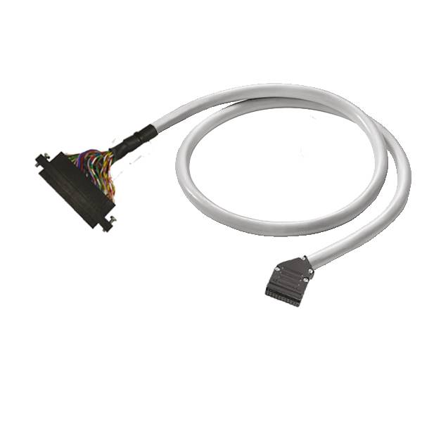 Weißes Kabelschlauch mit schwarzem Stecker und freiliegenden mehrfarbigen Drähten an einem Ende und einem kleineren Stecker am anderen Ende.