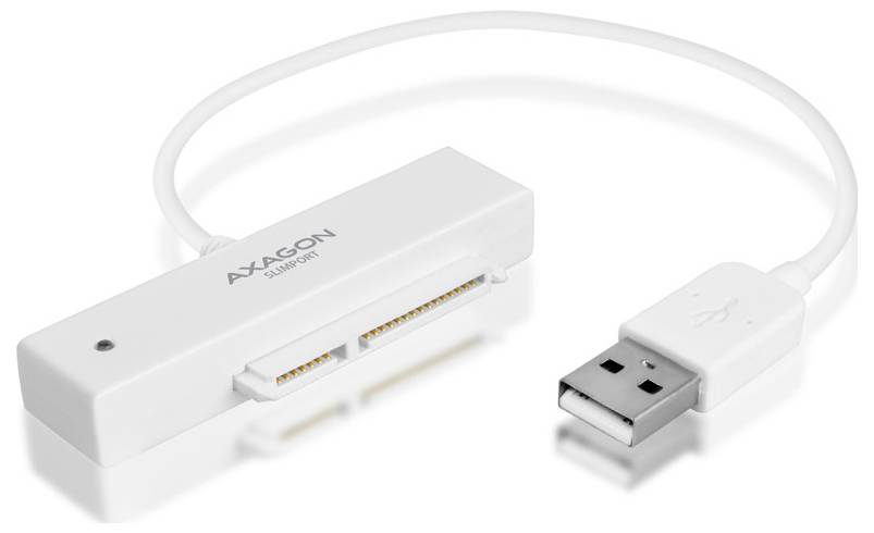 Nahaufnahme einer Computererweiterungskarte mit Metallhalterung, USB-Anschlüssen, Kondensatoren und Steckerleiste auf weißem Hintergrund.