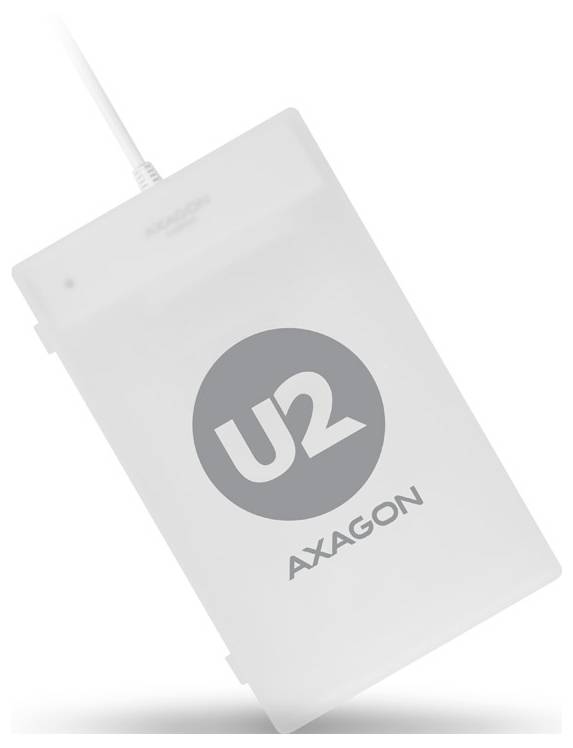 Weißes USB-Gerät mit der Bezeichnung "U2 AXAGON" mit angeschlossenem Kabel, unter einem Winkel auf einfachem Hintergrund dargestellt.