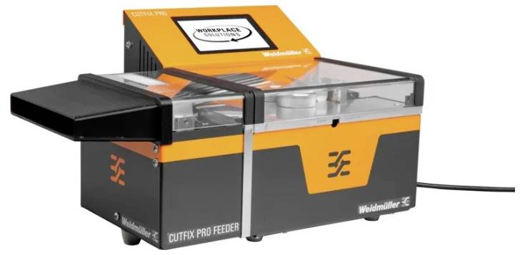 Orange-schwarze Weidmuller CUTFIX PRO FEEDER-Maschine mit durchsichtiger Schutzabdeckung und schwarzem Zufuhrtablett, dargestellt auf weißem Hintergrund.