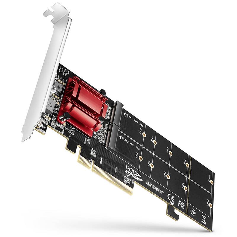 Interne PCIe-Erweiterungskarte mit silbernem Halterungsblech und schwarzem Leiterboard, ausgestattet mit rotem Kühlkörper und Montagelöchern für Computerhardware.