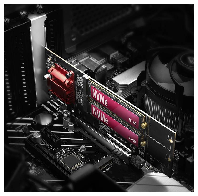 Nahaufnahme einer Computermainplatine mit einer installierten dual NVMe SSD, die einen roten Kühlkörper und einen Lüfter im PC-Gehäuse zeigt.