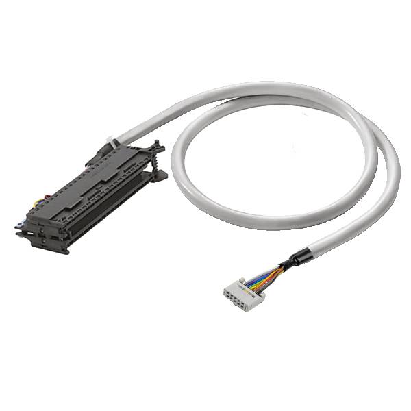 Kabelanordnung mit einem schwarzen mehrpoligen Stecker und einem kleinen weißen Stecker auf einem grauen Kabel, dargestellt auf weißem Hintergrund.