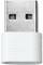 Nahaufnahme eines USB-A-Anschlusses mit einer weißen Schutzkappe, die die untere Hälfte des Steckers bedeckt.
