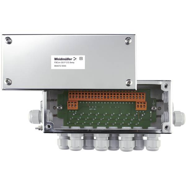 Foto einer Weidmüller Industrieelektronik-Anschlussbox mit offener grüner Leiterplatte und orangefarbenen Klemmenblöcken, zeigt Kabeleinführungen und Metallgehäuse.