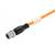 Nahaufnahme eines orangefarbenen Kabels mit einem schwarzen und silbernen Gewinde-Steckverbinder.