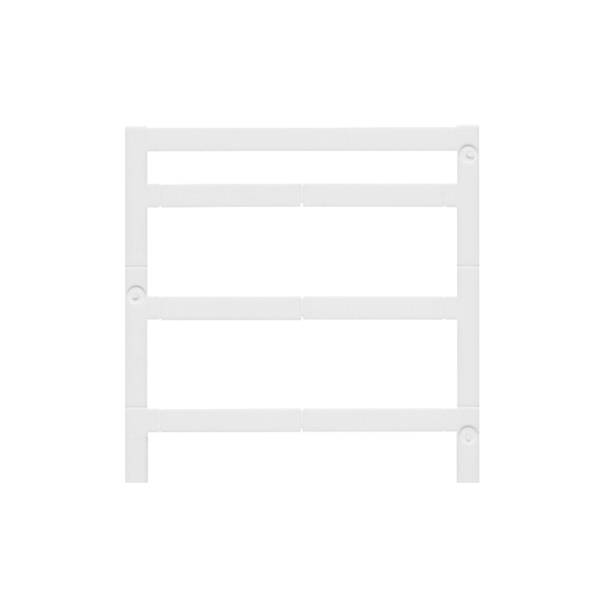 Weiß gestrichenes, an der Wand montiertes Handtuchgestell im Leiterstil mit drei horizontalen Sprossen und einem kleinen Regal oben auf einfachem Hintergrund.