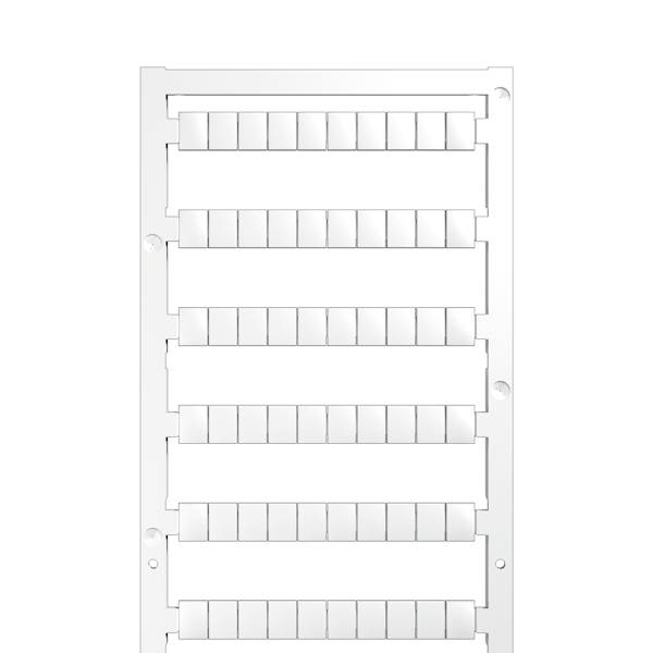 Weiße, wandmontierte strukturierte Platte mit sechs horizontalen Reihen kleiner rechteckiger Schlitze, die einem modularen Etikett- oder Kabelmanagement-Rahmen ähnelt.