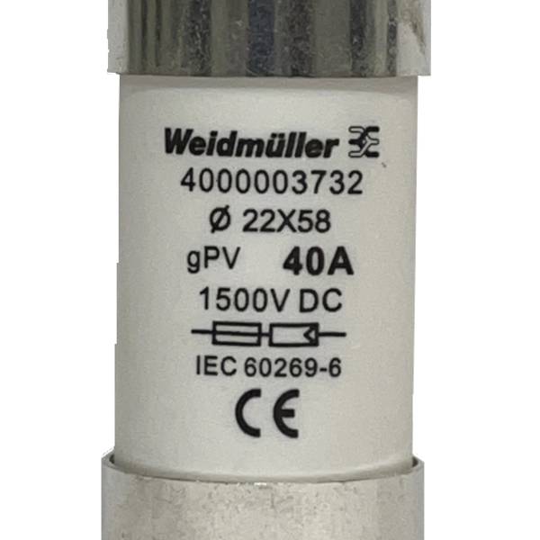 Blaues Kabel mit schwarzem Winkelstecker und metallischem Gewinde-Ende auf weißem Hintergrund.