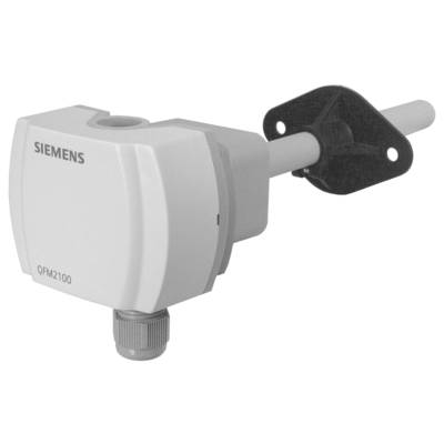 Siemens QFM2100 HVAC-Sensor mit montierter Sonde und schwarzer Flanschplatte, dargestellt vor weißem Hintergrund.