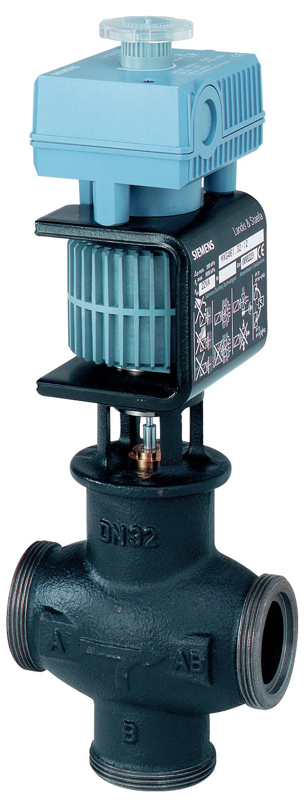 Elektrischer Ventilstellantrieb montiert auf einem dunkelgrünen Kunststoff-Inline-Ventilgehäuse, dargestellt als technisches Produktbild auf weißem Hintergrund.
