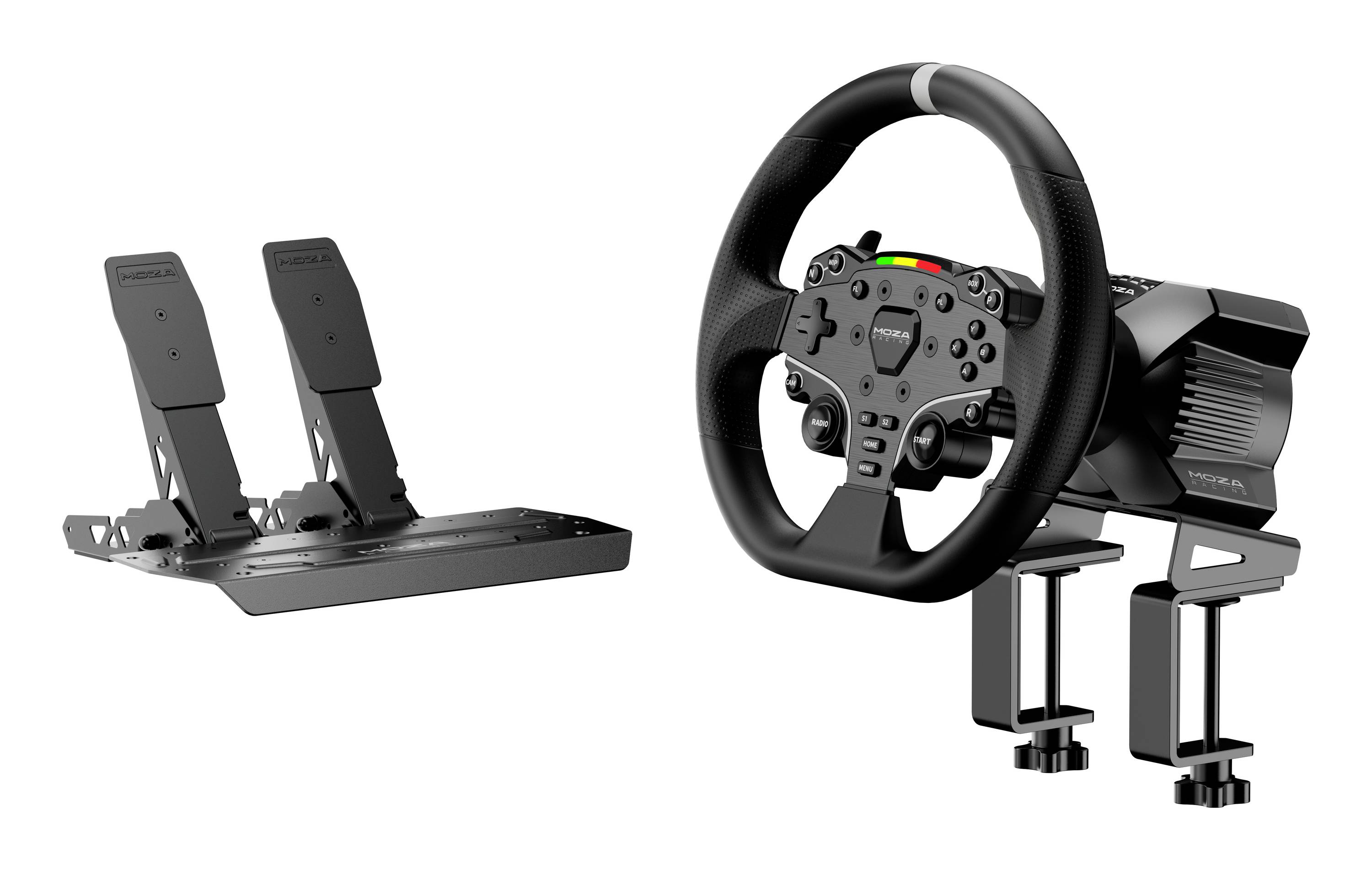 Zweiteiliges Racing-Simulator-Setup mit Pedalplattform auf der linken Seite und kraftrückkopplungs-Lenkrad, das auf der rechten Seite mit Spannvorrichtungen montiert ist.