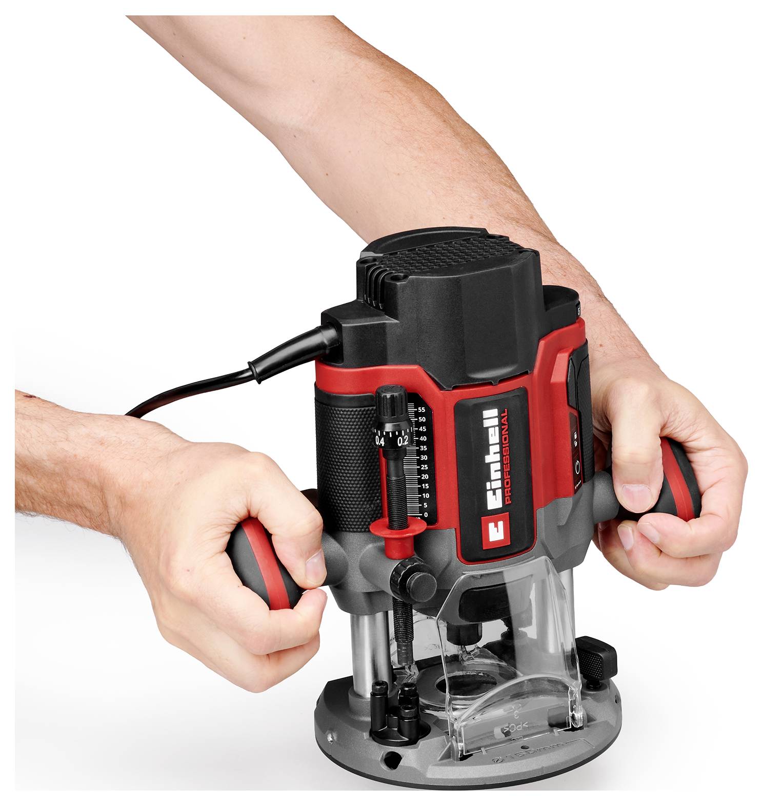 Hände, die einen Einhell-Oberfräser auf einer Werkstückunterlage verwenden, mit angeschlossenem Stromkabel und sichtbarer Tiefenverstellung.