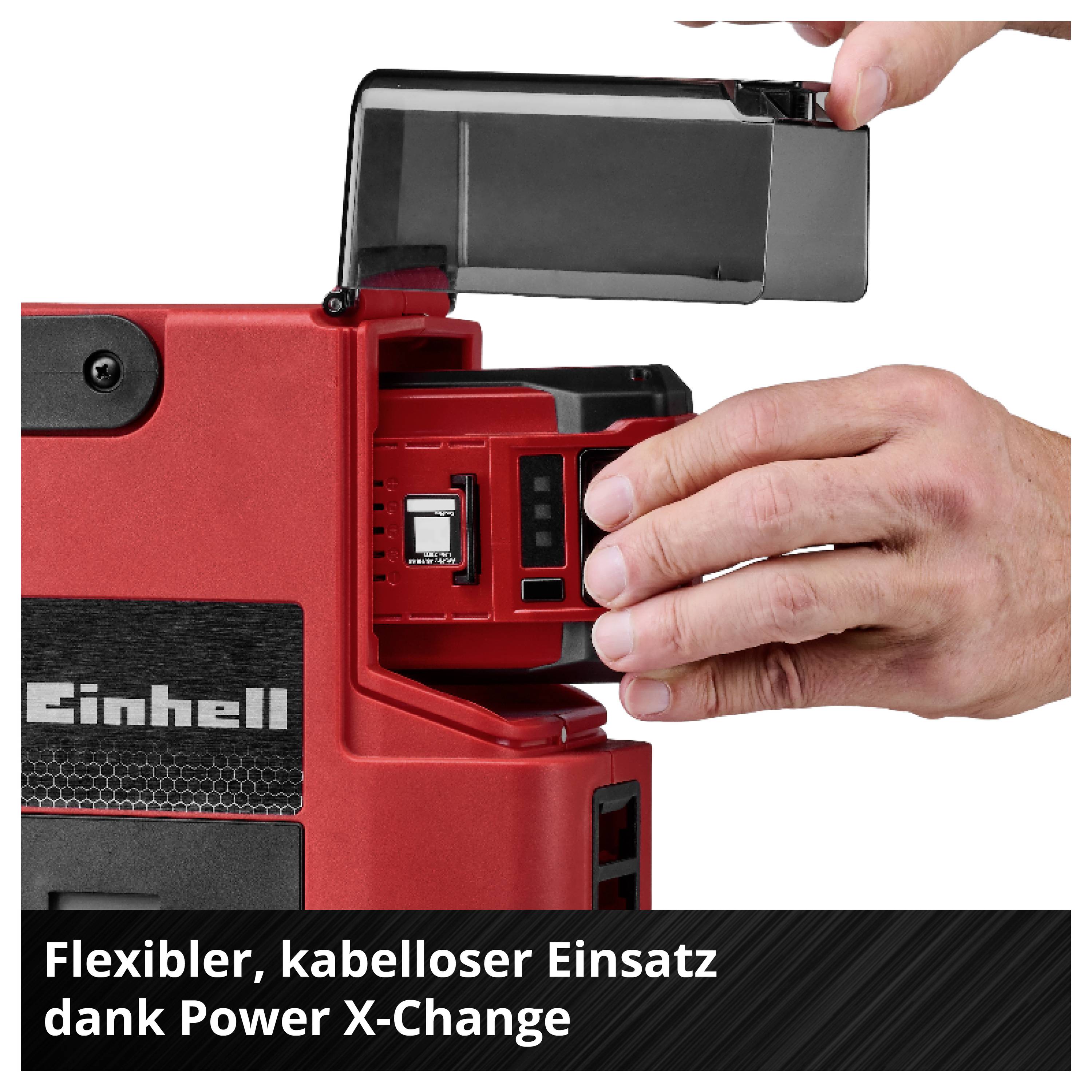 Hände setzen einen Akku in ein rotes Einhell-Gerät ein; Hinweistext: 'Flexibler, kabelloser Einsatz dank Power X-Change'.