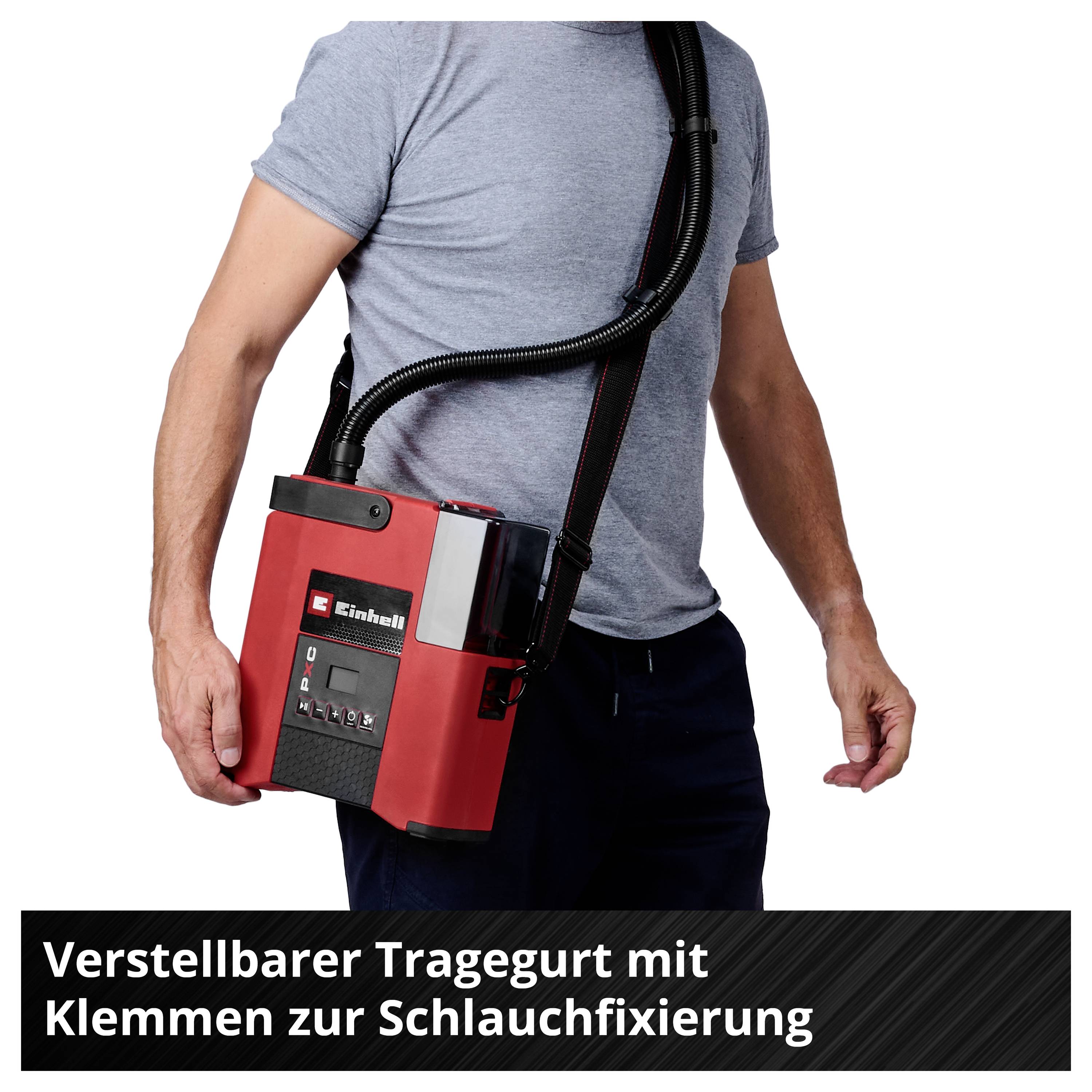 Mann trägt ein rotes, tragbares Gerät mit Schlauch; Text: 'Verstellbarer Tragegurt mit Klemmen zur Schlauchfixierung'.