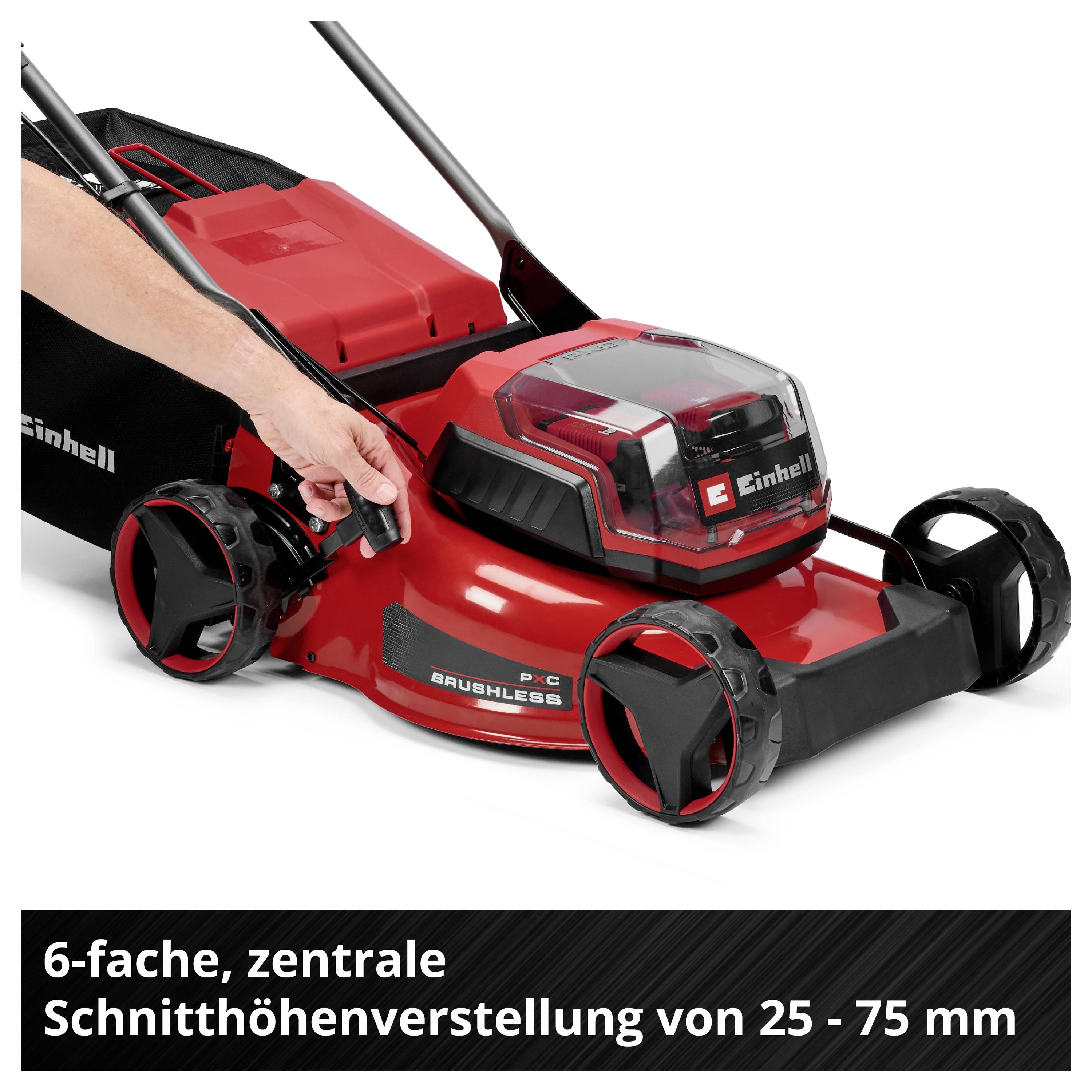Roter Einhell-Akku-Rasenmäher mit Hand am Höhenverstellhebel; Text: '6-fache, zentrale Schnitthöhenverstellung von 25 - 75 mm'.<br>