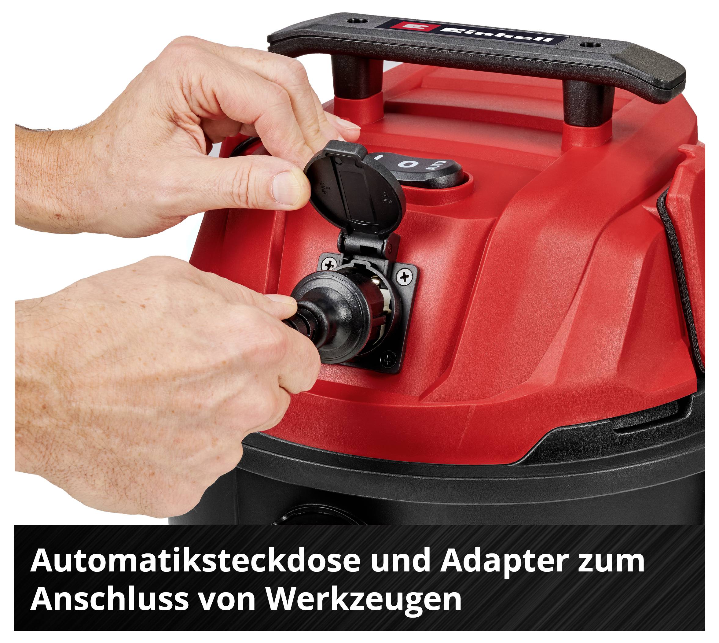 Hände schließen einen Stecker an eine rote Werkzeug-Adapterdose an; Text: 'Automatiksteckdose und Adapter zum Anschluss von Werkzeugen'.