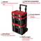 Roter E-Case-Transportkoffer mit Teleskopgriff; beschriftete Grafik zeigt IP65-Dichtigkeit, Half-Size-Kompatibilität, Stapelbarkeit, Metallclips und Seitenschienen.
