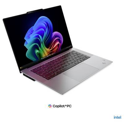 Silberner Laptop mit farbenfroher abstrakter Tapete, gekennzeichnet mit „Copilot+ PC" und Intel-Logo, vor weißem Hintergrund dargestellt.