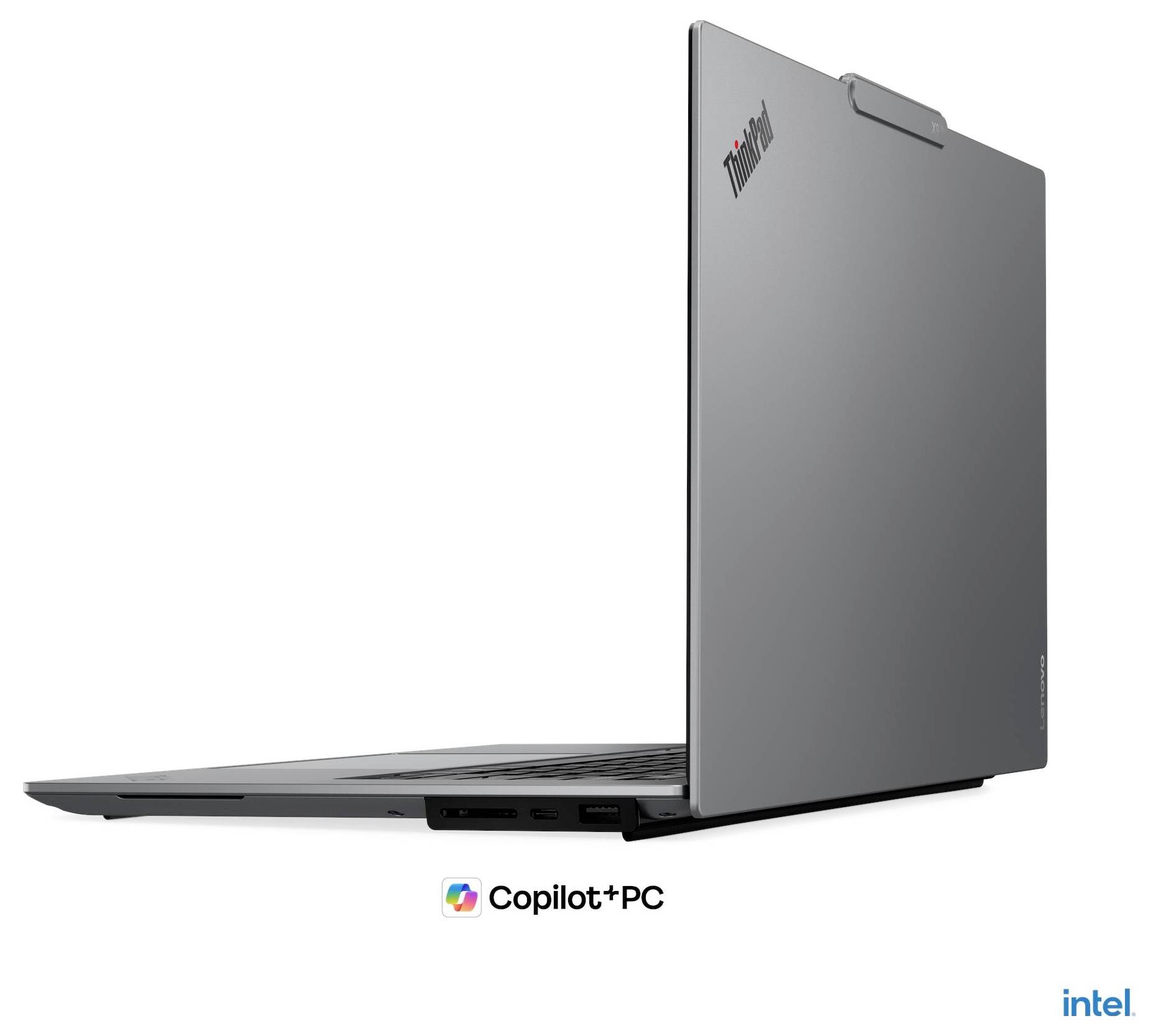 Seitenansicht eines schlanken grauen Laptops, der in einem rechten Winkel geöffnet ist, mit „Copilot+PC"- und Intel-Logos auf weißem Hintergrund.