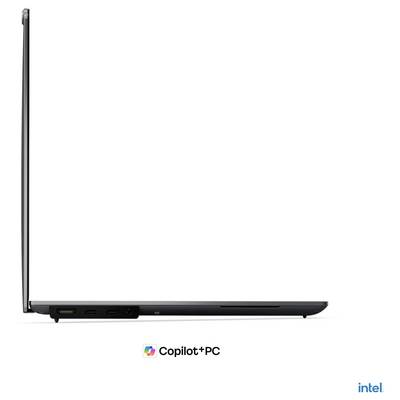 Draufsicht auf einen grauen Lenovo ThinkBook-Laptop mit eingeschaltetem Bildschirm, der Tastatur, großem Touchpad und numerischem Tastenblock zeigt.