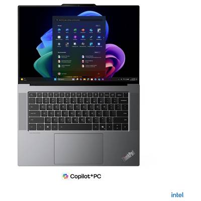ThinkPad Laptop, das mit dem Windows 11 Desktop und dem Startmenü auf dem Bildschirm geöffnet ist, von einem Winkel aus betrachtet.
