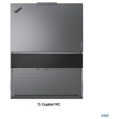Geschlossener grauer Lenovo-Laptop in Seitenansicht mit Copilot+ PC und Intel-Branding auf weißem Hintergrund.