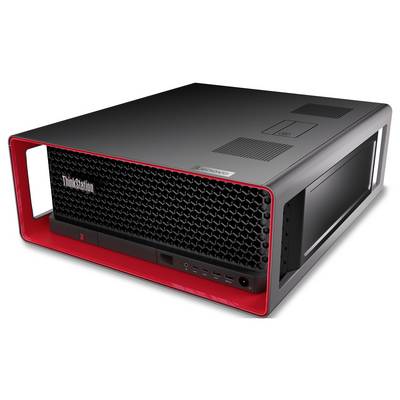 Ein Lenovo ThinkStation Desktop-Arbeitsplatz-Rechner mit schwarzem Frontgitter und rotem Akzentrahmen, perspektivisch auf weißem Hintergrund dargestellt.