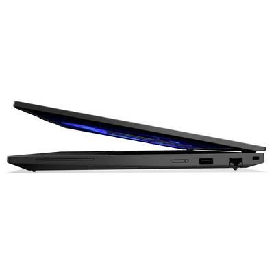 Seitenansicht eines dünnen schwarzen Laptops, ein Bild offen zur Anzeige einer blau beleuchteten Tastatur und das andere geschlossen, wobei das schlanke Profil und die Anschlüsse hervorgehoben werden.