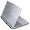 Silberner Lenovo-Laptop in einer hinteren Dreiviertelperspektive teilweise geöffnet, die Tastatur und das Trackpad zeigend.