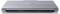 Geschlossener silberner Lenovo-Laptop, von vorne gezeigt, mit Hervorhebung des dünnen Profils und des zentrierten Lenovo-Logos.