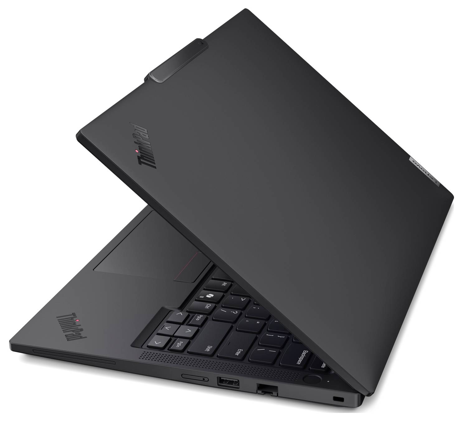 Schwarzer Lenovo ThinkPad Laptop, halb geöffnet, zeigt die Tastatur und das Trackpad auf weißem Hintergrund.